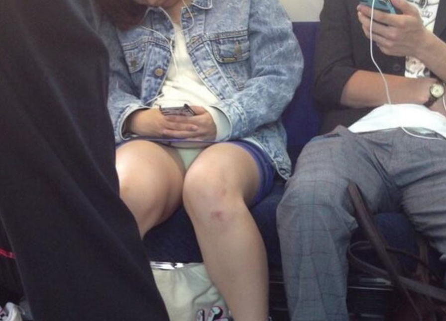 パンツのせいで下車できない電車パンチラ画像集
