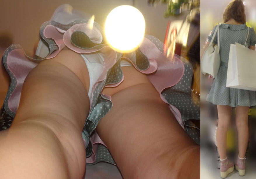 キュロットの隙間からパンツを逆さ撮りしたパンチラエロ画像