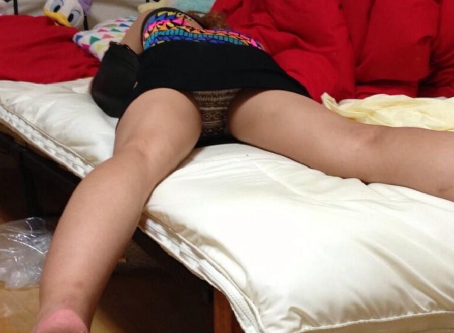 腹ばいな女性のパンツを狙ったうつ伏せパンチラのエロ画像