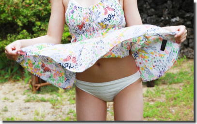 パンツとヘソ！ワンピースの裾たくし上げ過ぎパンモロ画像 ①