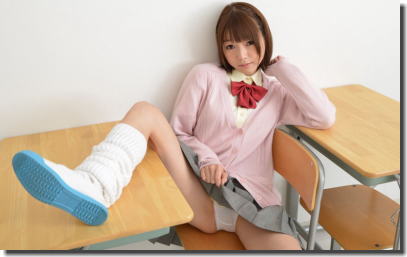 お行儀の悪いJKがやる机の上の足乗せパンチラエロ画像 ①
