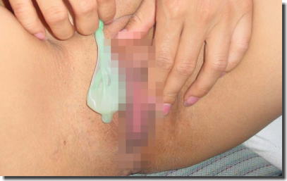 精子入り使用済コンドームを手に持つ事後記念写真画像集 ③