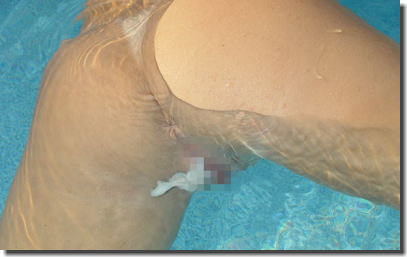 中出しありの水中セックス！海やプールで挿入中のエロ画像 ④