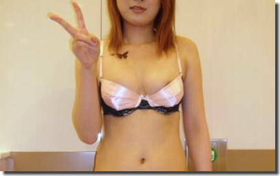 おっぱいポロリもあるよ！下着姿でピースのエロ画像 ①