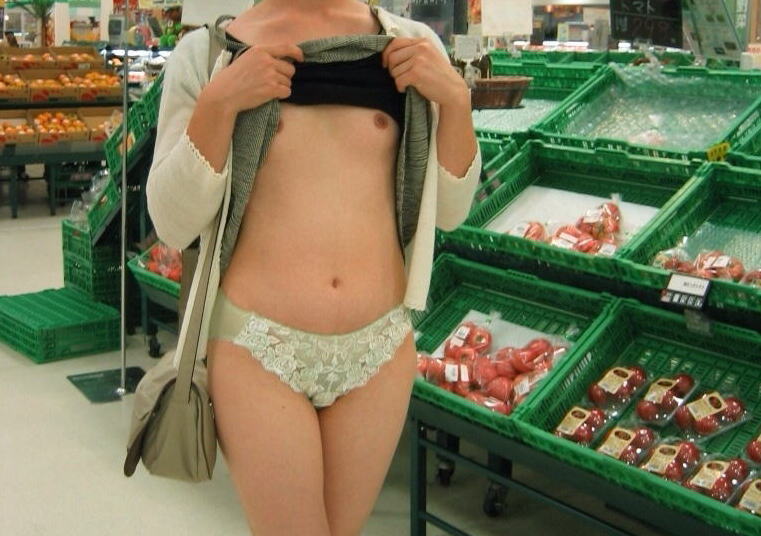 おっぱいを店内露出！露出狂がお店でポロリなエロ画像