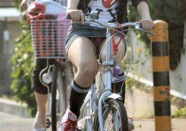 ミニスカで自転車乗ってる素人達って正面から見ればだいたいパンチラしてる