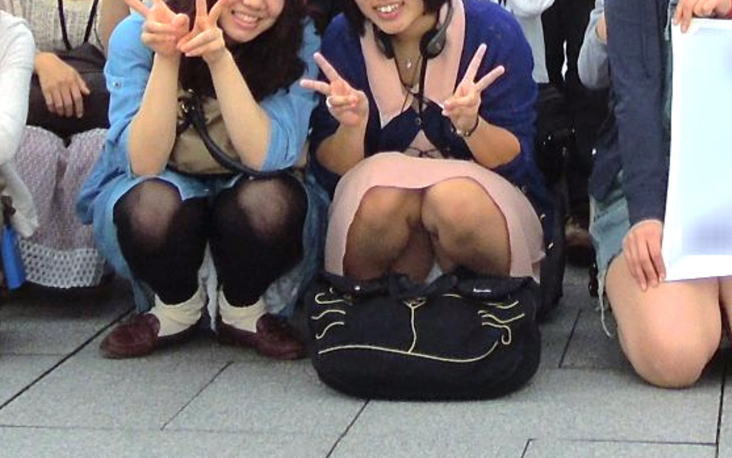 【集合写真パンチラ】前列の女子のパンツがチラチラと見えてるのがコチラｗｗｗ【ズ～ムありあり】