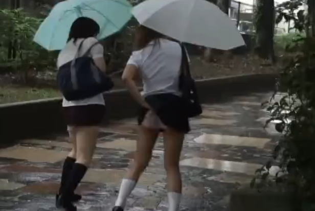 JKのスカートをめくりパンティをズリ下げて猛ダッシュで逃げるｗｗｗ