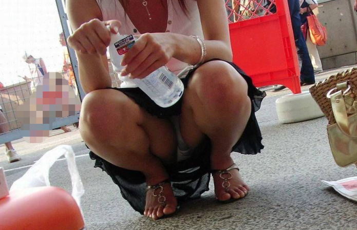 素人はどこでも座っちゃうからすぐに股間プックリパンチラしちゃうよね