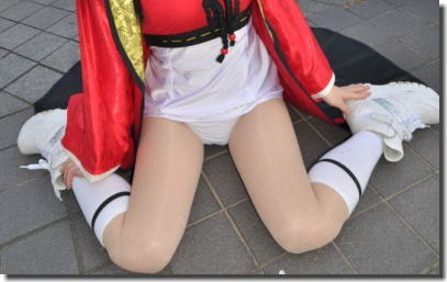 コスプレイヤーが女の子座りパンチラしてるコミケのエロ画像 ③