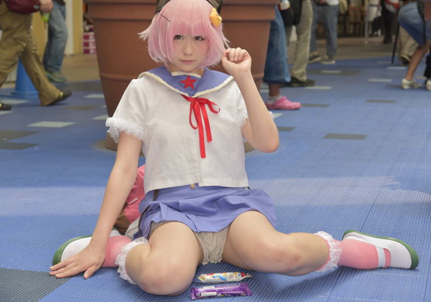 コスプレイヤーが女の子座りパンチラしてるコミケのエロ画像