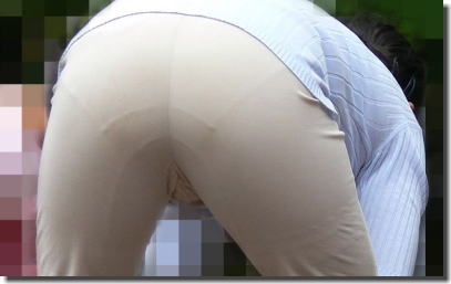街中でおばさんのお尻が透けパンしてる熟女街撮りエロ画像 ①