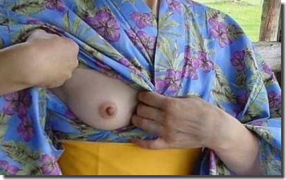 熟女がおっぱいを片乳だけ出すポロリおばさんのエロ画像 ①