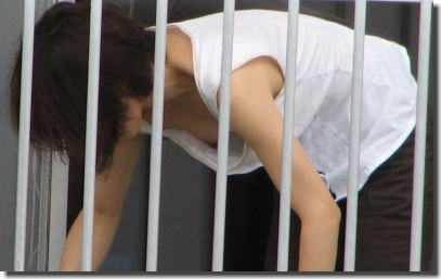 おばさんの乳首が見えてしまった熟女の胸チラハプニング画像 ②