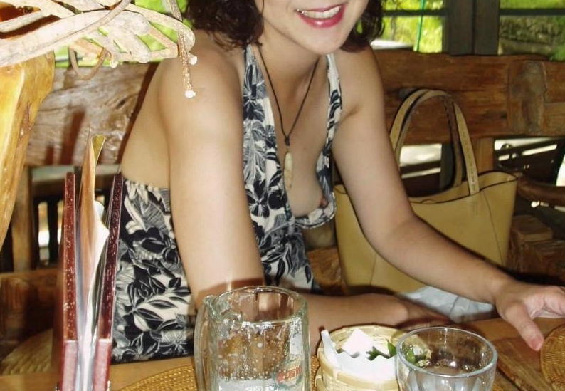 おばさんの乳首が見えてしまった熟女の胸チラハプニング画像