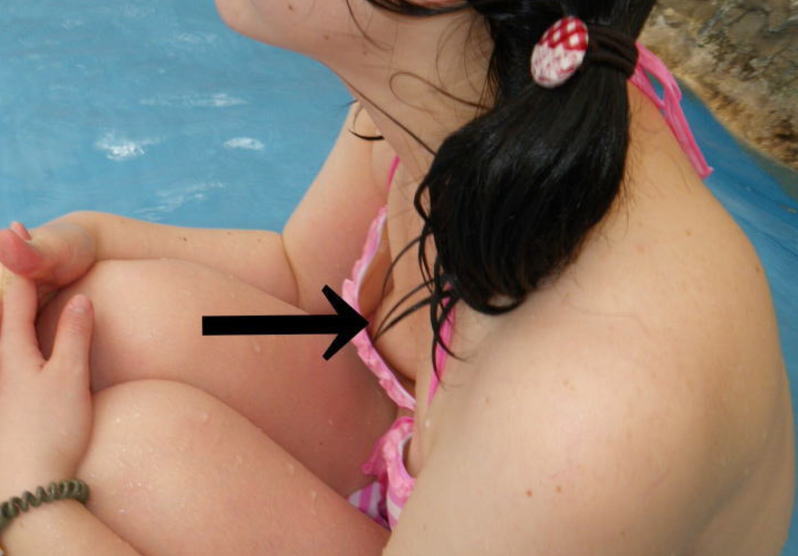 海やプールでたまに乳首チラする貧乳水着ギャルのエロ画像