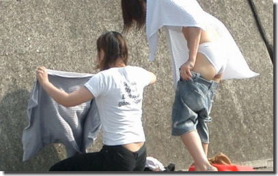 外で着替える水着ギャル！海やプールの生脱ぎ激写エロ画像 ③