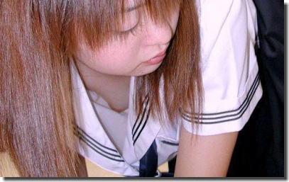 制服から乳首やブラジャーが覗くJKの胸チラエロ画像 ①