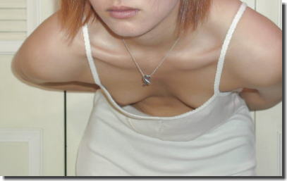 貧乳がノーブラで胸チラしている乳首100％のエロ画像 ③