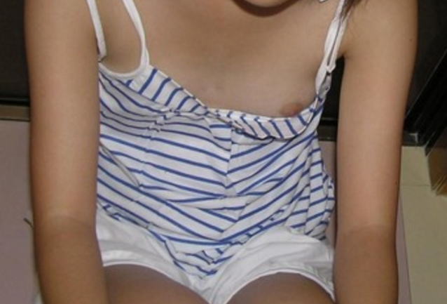 貧乳がノーブラで胸チラしている乳首100％のエロ画像