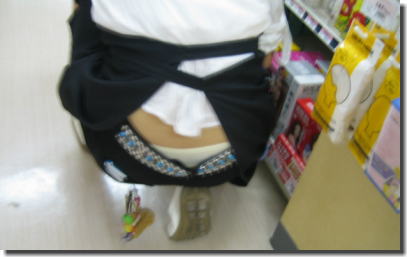 ハミパン店員発見！ローライズで働く女性のパンチラ画像 ③