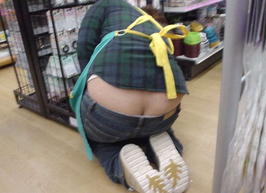 ハミパン店員発見！ローライズで働く女性のパンチラ画像