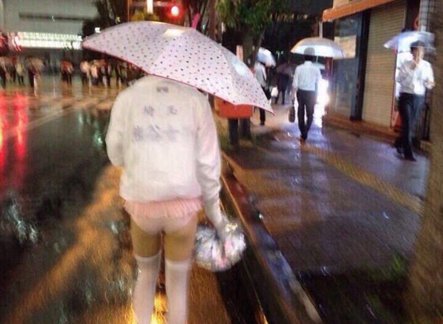 梅雨入りしたので雨の日に傘を持つパンチラ画像
