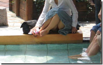 ドクターフィッシュや足湯でパンツ見えたレアパンチラ画像集 ①