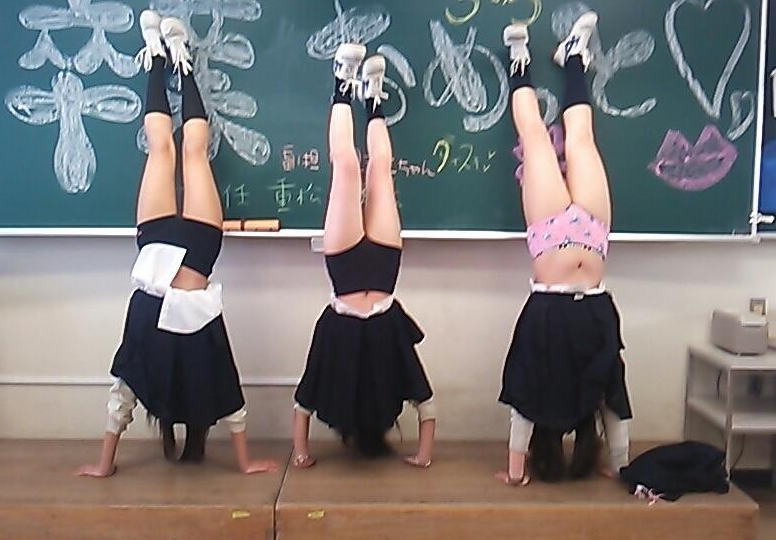 スカートで逆立ちはパンチラ・パンモロして当然なエロ画像