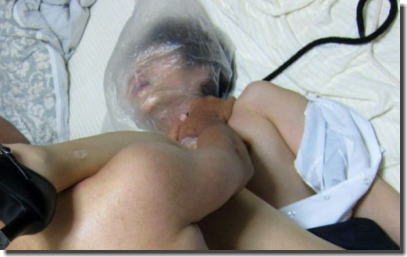 窒息プレイ！ビニール袋を被せた息苦しいエロ画像 ④