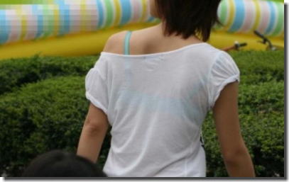 街中で透けブラ・ハミブラしてる夏服ギャルのエロ画像 ③