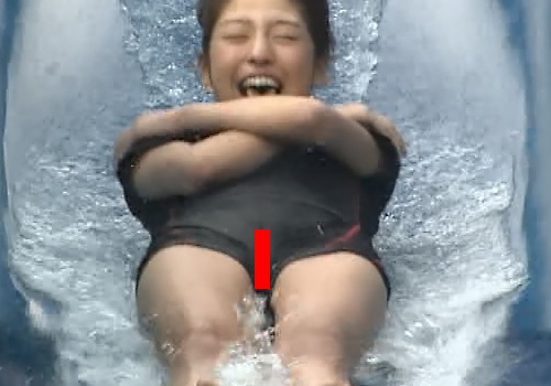 【動画あり】岡副麻希、ウォータースライダーでクッキリマンコの割れ目を晒す放送事故ｗｗｗｗｗｗ