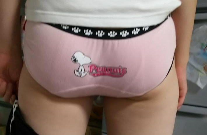体は成長しても子供パンツを履き続ける女のエロ画像