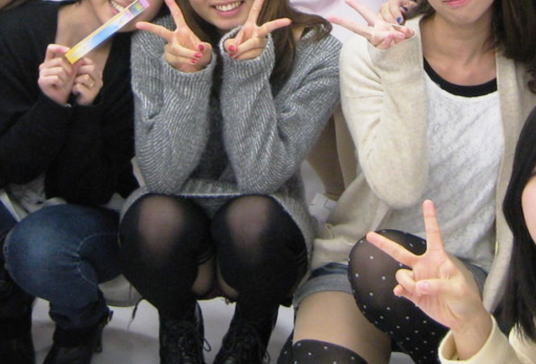 【ちらピク】サークルの記念写真でパンチラしてるＪＤがコチラｗｗｗｗ