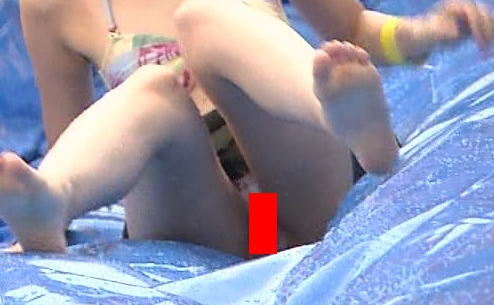 【画像】関西でウォータースライダーの女の子がハミマン放送事故ｗｗｗｗｗｗｗｗ