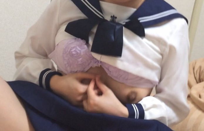 セフレに制服コスさせてフェラチオやパイズリを撮影した画像が掲示板にうｐされる