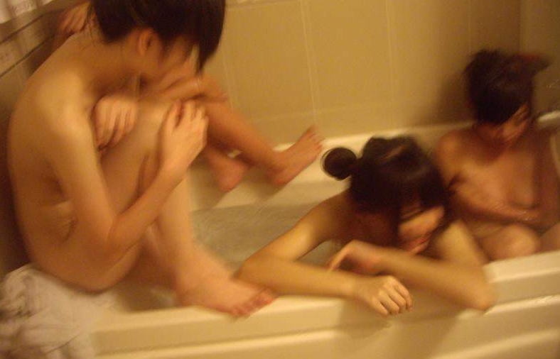 素人がおふざけで撮ったエロ画像流出!?リアル顔出しでマジでヤバ過ぎるヤツｗｗｗ