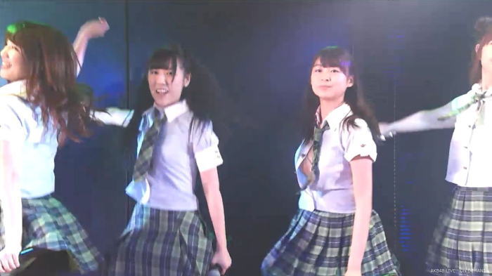 gifエッチ画像あり！AKBの劇場公演中地味ブラジャー丸出し事件が発生ｗｗｗ