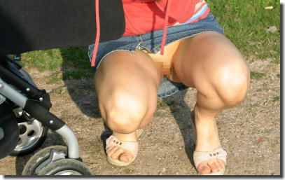外国人ママや熟女のパンチラマンチラエロ画像 ③