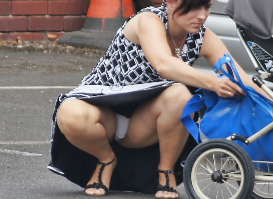 外国人ママや熟女のパンチラマンチラエロ画像