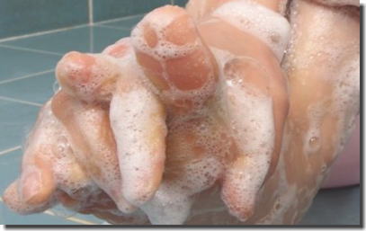 お風呂で足や太ももを泡で洗う綺麗な脚のエロ画像 ④