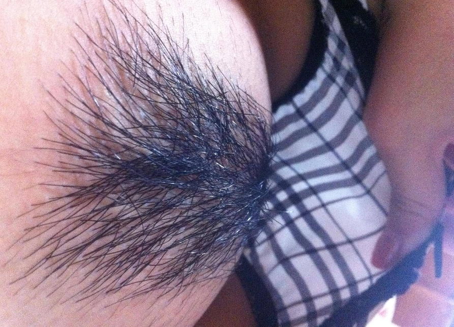 パンツを捲ったりずり下げて陰毛見せているエロ画像