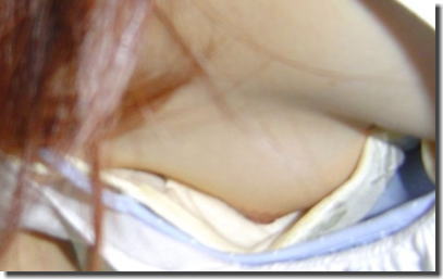 前屈みでチクチラ！胸チラした瞬間に乳首まで溢れたエロ画像 ①