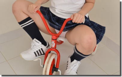確実にパンツが見える三輪車パンチラのエロ画像 ①