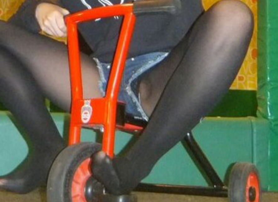 確実にパンツが見える三輪車パンチラのエロ画像