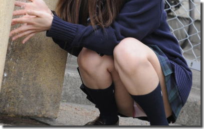 しゃがんでパンツを見せつけるウンコ座りJKのパンチラ画像 ①