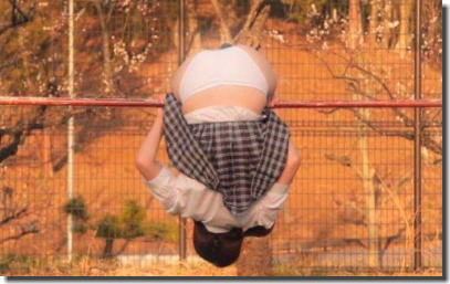 公園でパンチラ激写！スカートで遊ぶとパンツが見えるエロ画像 ②
