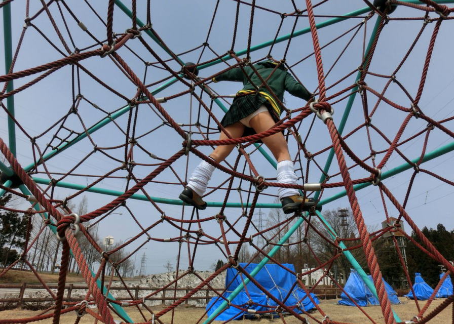 公園でパンチラ激写！スカートで遊ぶとパンツが見えるエロ画像