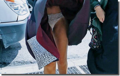 通気口でスカートふわり！マリリン・モンローぽい風パンチラ画像集 ④