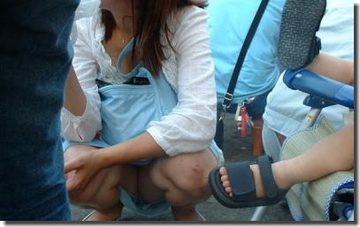 人妻のパンツ激写！ママさん・奥さんの母性を感じるパンチラ画像集 ③
